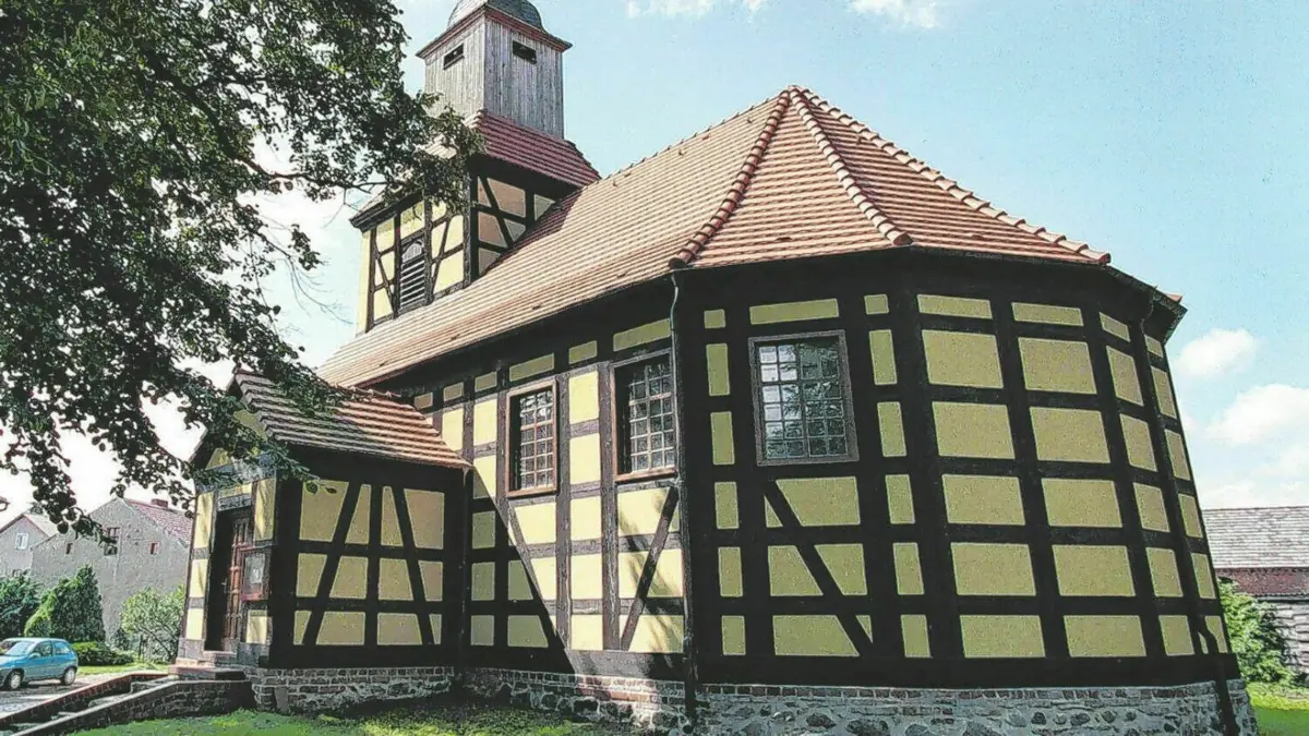 Politik in Breydin: Am Montag (20.2.) wird in der Fachwerkkirche Tuchen über eine Erweiterung der „Kita Schlossgeister“ debattiert und abgestimmt.
Fachwerkkirche Tuchen