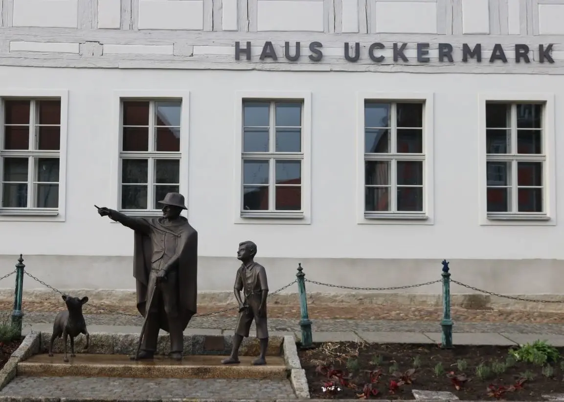 Hingucker: Die Skulpturengruppe "Heiden von Kummerow" vor dem Haus Uckermark ist ein schöner Touristenschnappschuss.