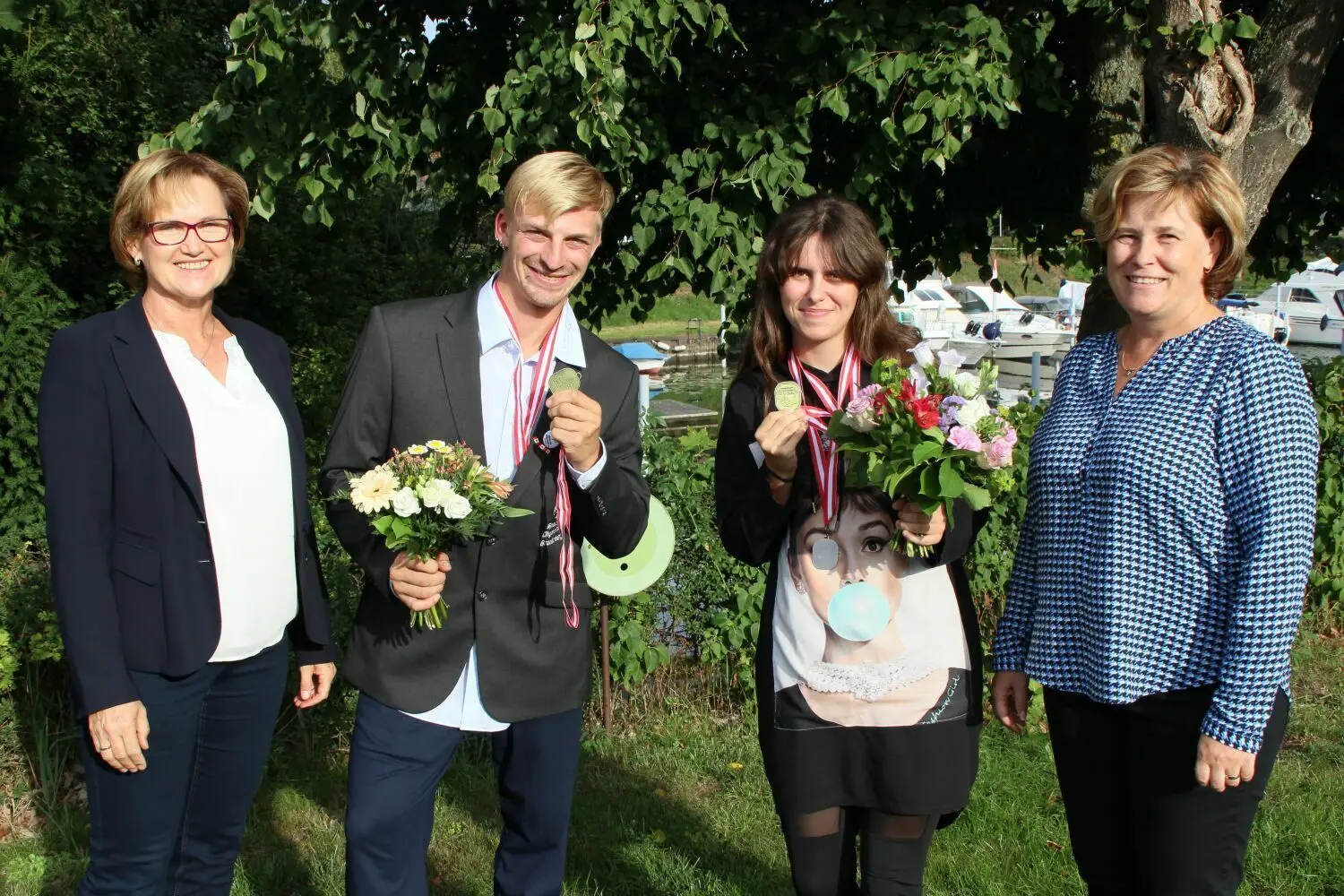Leona Johs uns Sebastian Girke mit ihren Unterstützerinnen Annekathrin Hoppe (1 v.L.) und Maren Schmidt (1 v.R.)