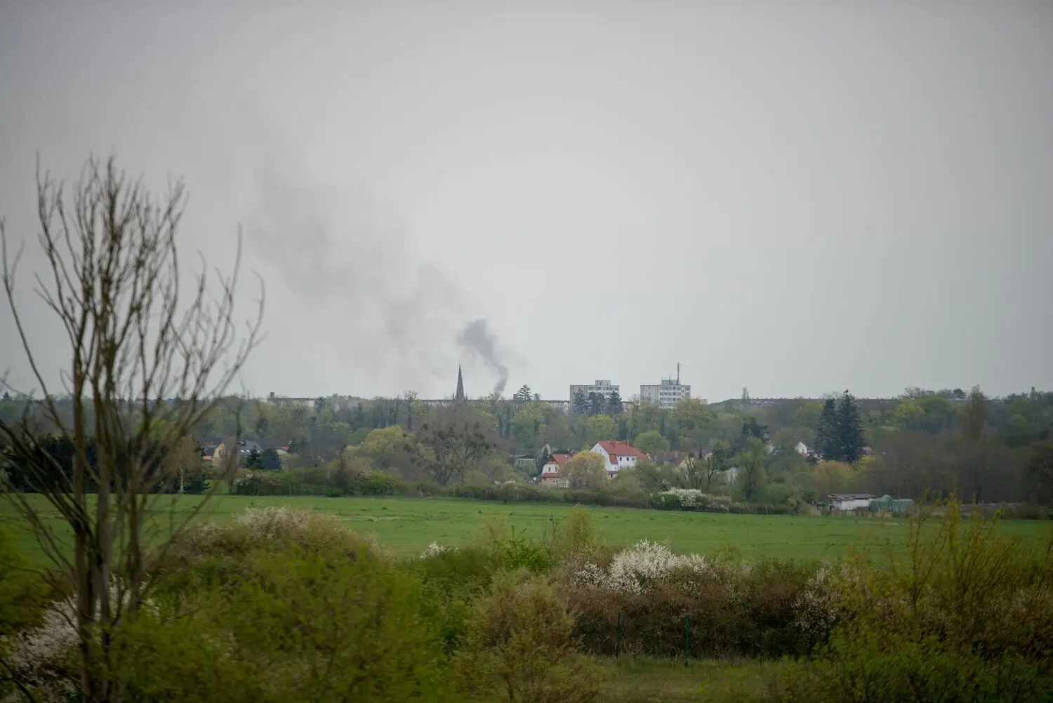 Die Rauchsäule hat man bereits aus mehreren Kilometern Entfernung gesehen. Hier aus Blickrichtung der A10.