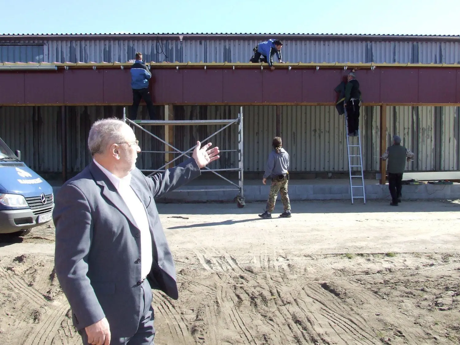 Der damalige Bauernmarkt-Geschäftsführer Siegfried Mattner zeigt die 2007 im Bau befindliche neue Eventhalle.