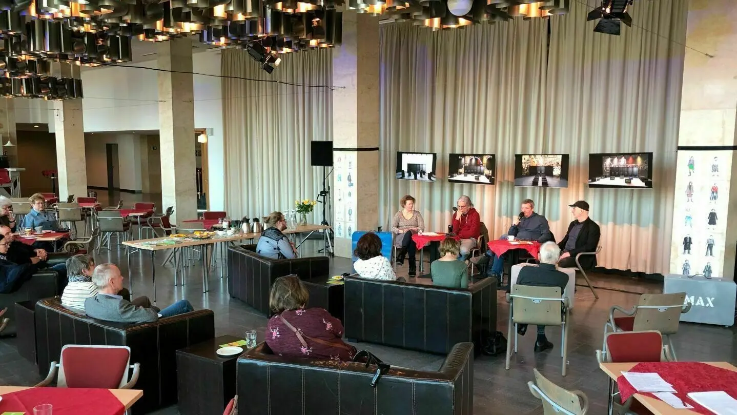 Von links: Martina Hädge (Dramaturgie), Andu Dumitrescu (Bühne und Kostüme), Vlad Massaci (Regie) und Thilo Escher (Schauspieldirektor der UBS). Die Matinee zum Stück „Verschwinden“ von Elise Wilk bot Einblicke in das Leben der Deutschrumänen.