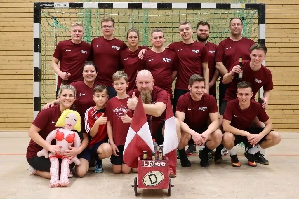 Riesengroßes Aufgebot: Das Siegerteam FC Christian Steiffen hatte 14 Mannschaftsmitglieder – so waren also viele Wechselmöglichkeiten vorhanden. Stets musste eine Frau mit dabei sein, maximal zwei Vereinsspieler gleichzeitig waren auf dem Feld in der Mehrzweckhalle erlaubt.