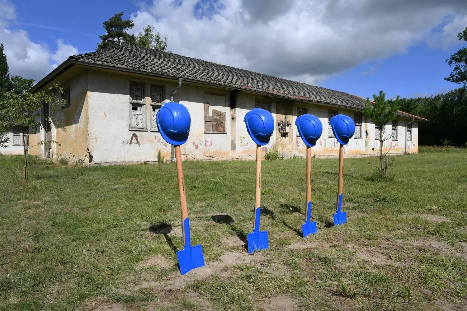 So ging es los: Symbolische Spaten standen am 04.07.2017 in Elstal (Brandenburg) vor einem Wohngebäude des ehemaligen Olympischen Dorfes für den Baustart bereit. Das Olympische Dorf von 1936 an der Stadtgrenze von Berlin wird in mehreren Abschnitten für Wohnzecke ausgebaut.