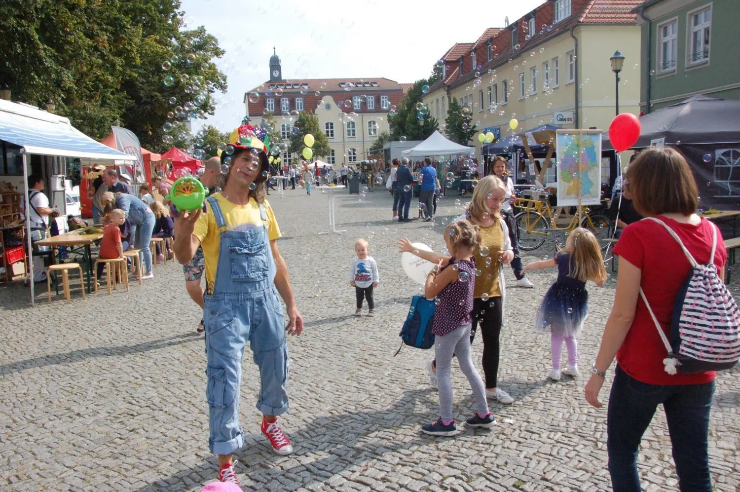 Kulturfesttage: Kess und Tommy gestalten ein Mitmachkonzert und produzieren Seifenblasen