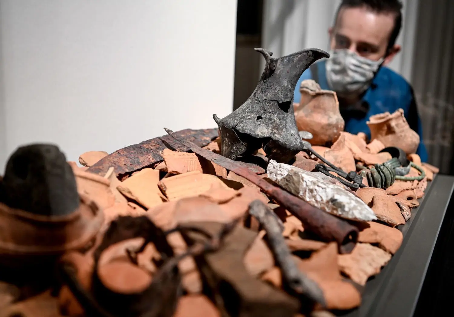 Ein junger Mann betrachtet in der Ausstellung "Germanen. Eine archäologische Bestandsaufnahme" im Neuem Museum und der James-Simon-Galerie, kriegszerstörte Sammlungsobjekte des Museums für Vor- und Frühgeschichte. Während im Neuen Museum die wechselhafte Geschichte der Germanenforschung präsentiert wird, sind in der James-Simon-Galerie über 700 Exponate, darunter zahlreiche Neufunde und hochrangige Leihgaben aus Deutschland, Dänemark, Polen und Rumänien, zu sehen.