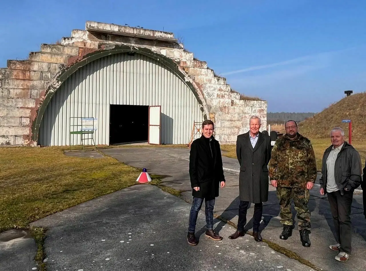 Hoher Besuch am Airport Neuhardenberg: Jürgen Becker (Flugplatz-Museum), Brigadegeneral André Abed, Peter Solbeck (Flugplatzeigentümer) und Steffen Lübbe (Amtsdirektor).