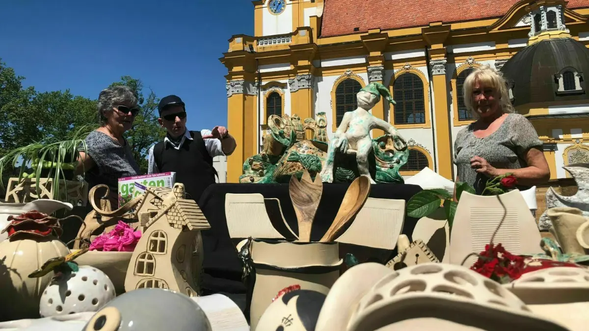 Der Stiftsplatz der Klosteranlage ist schon häufig zum „Markt“ geworden – so wie hier im Jahr 2019. Auch der Klostermarkt 2023 setzt den Fokus auf Handwerk und Kultur.
Neuzelle Stiftsplatz 2019: Markttreiben auf dem Stiftsplatz im Neuzeller Kloster
