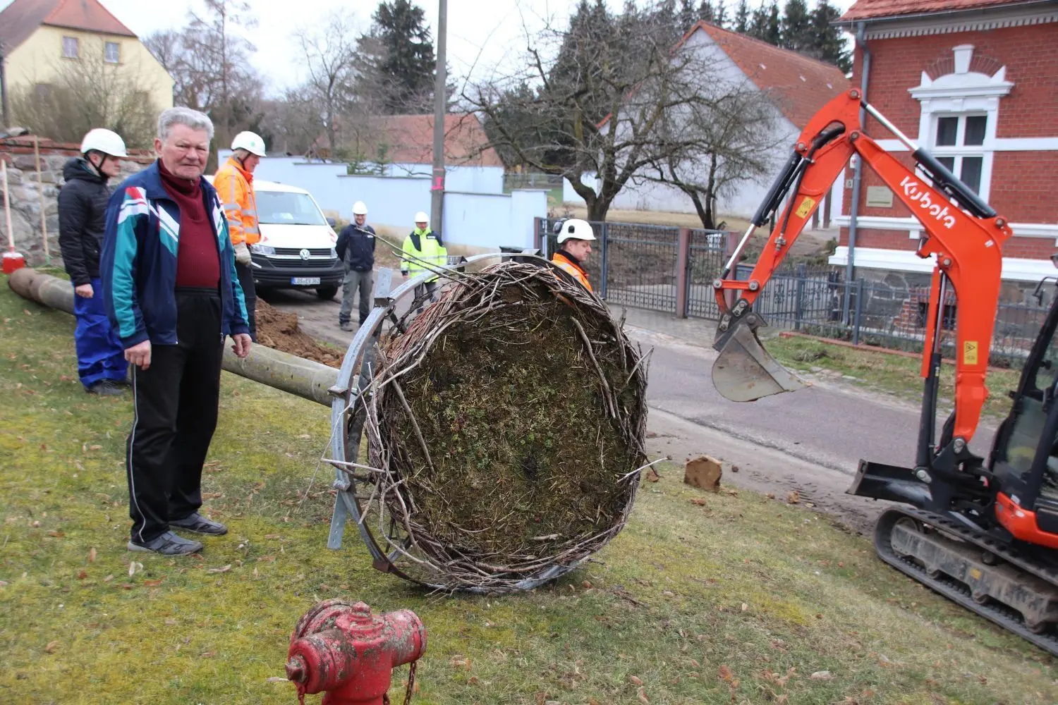 Der Neuzeller Jürgen Mehwald schaut sich das Storchennest neben der Neuzeller Kirche an. Der Mast wurde vom Stromversorger E.DIS umgesetzt.