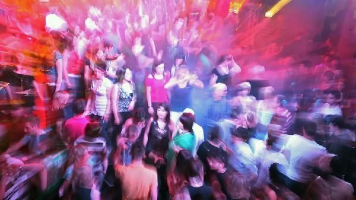 Die Polizei wurde am frühen Sonntagmorgen zweimal zu einer Disco in Hilpertsweiler gerufen.
ARCHIV - Junge Leute tanzen auf einer Tanzfläche in der Discothek MAD in Eisenach, Thüringens größtem Tanztempel (Foto vom 22.08.2008). Die Wirtschaftskrise macht auch vor den Diskotheken in Stadt und Land nicht halt. Die Besucherzahlen sind vielfach zurückgegangen und zugleich sind die Ansprüche der Jugendlichen an eine Disco gestiegen, ergab eine Umfrage der Deutschen-Presse-Agentur dpa. «Der normale Diskothekenabend hat starke Einbrüche», sagt der Geschäftsführer der «Rosenhof GmbH» in Osnabrück. Er setze deshalb auf Partys, Events und Konzerte. Foto: Martin Schutt dpa/lni (zu dpa-Umfrage: "Wirtschaftskrise erreicht Diskotheken" vom 18.07.2009) +++(c) dpa - Bildfunk+++