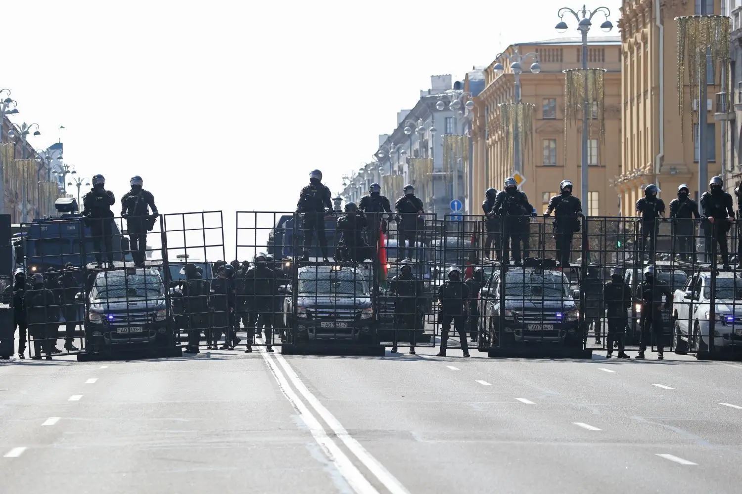 Seit Monaten wird in Belarus demonstriert. Diese Foto zeigt, wie Bereitschaftspolizisten den Unabhängigkeitsprospekt in Minsk während eines Protestes von Oppositionsanhängern absperren.