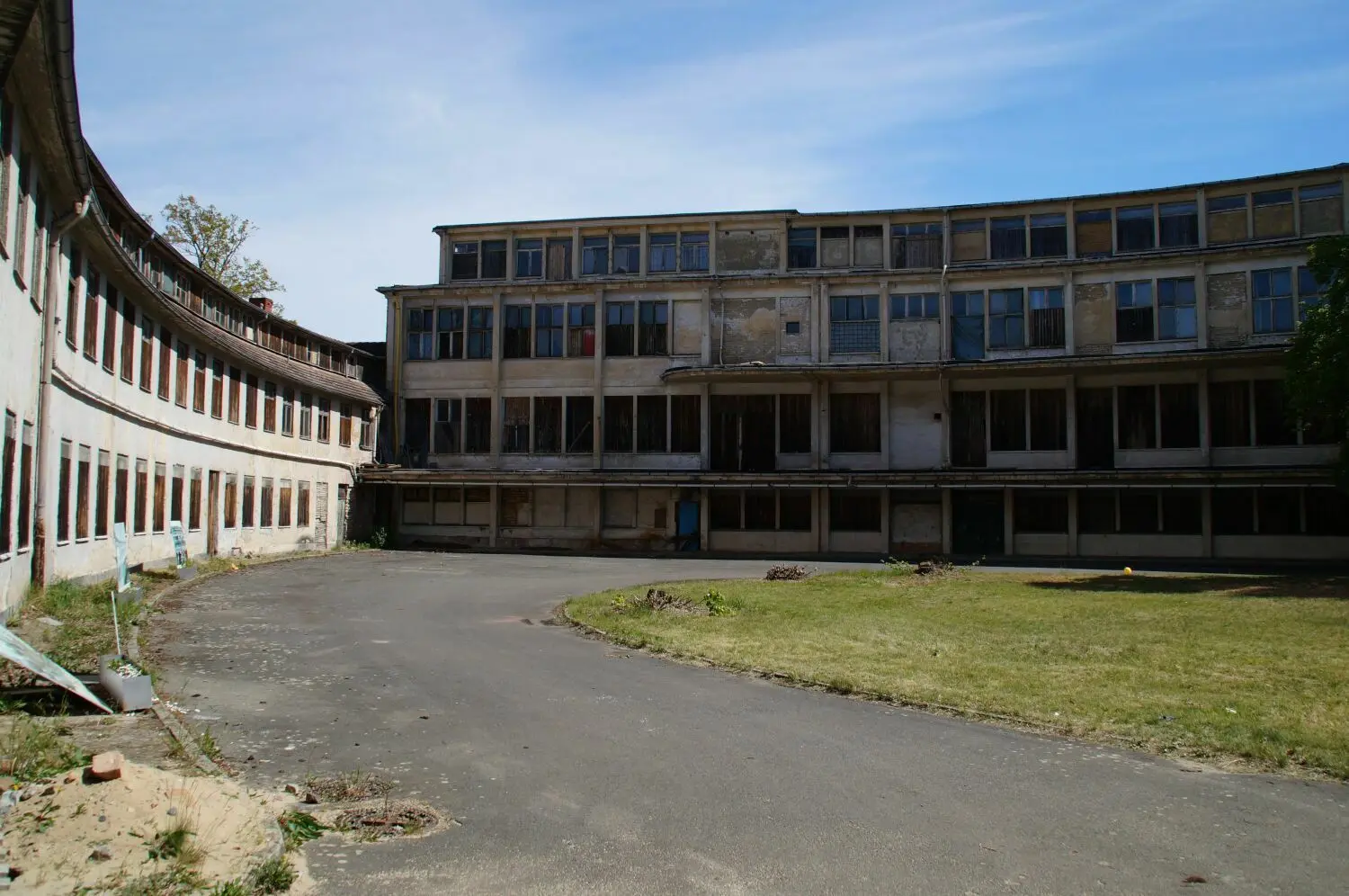 Das Speisehaus der Nationen im Mai 2018. Der Innenhof zeigt den desolaten Zustand des Gebäudes im Olympischen Dorf von 1936 vor seiner Sanierung durch terraplan.