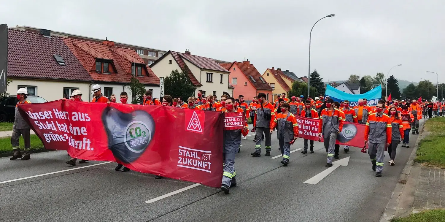 Klimafreundliche Stahlproduktion als Ziel: „Unser Herz aus Stahl hat eine grüne Zukunft“, steht auf einem Banner.