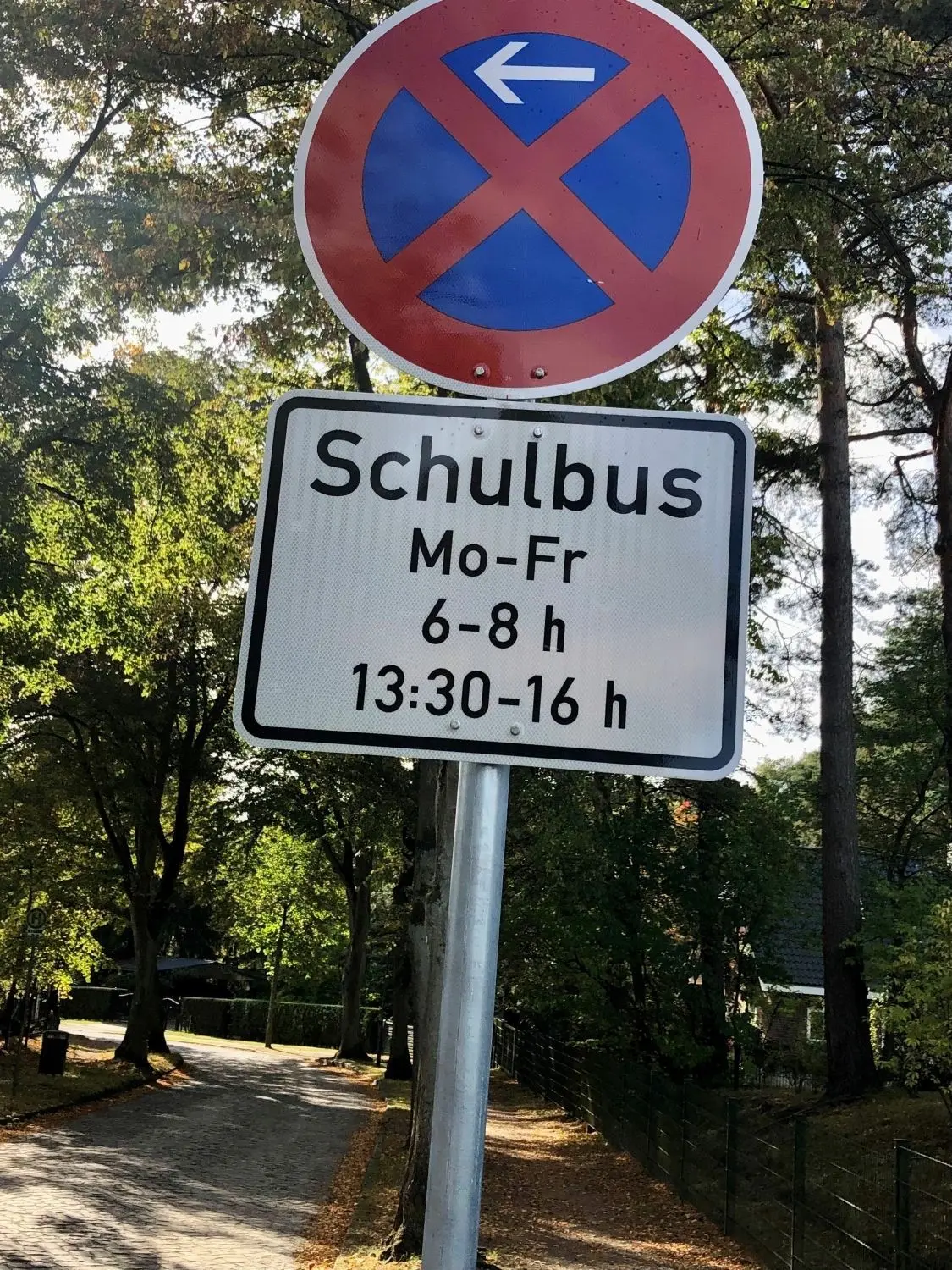 Biesenthal, Beethovenstraße: Der Schulbusverkehr ist gestattet,deshalb wurden Halteverbote angeordnet.