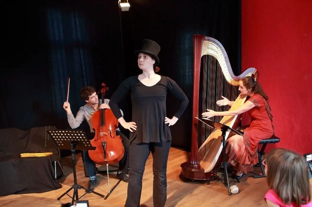 Die Familie gibt den Ton an: Mit dem „Märchen vom Kloß“ von der 1975 geborenen Komponistin Oxana Omelchuk wenden sich der Cellist Till Münkler, die Harfenistin Anna Fitzenreiter und der Partomimekünstlerin Katharina Kröner im „Familienkonzert“ des Kulturbahnhofs an Kinder und Jugendliche.