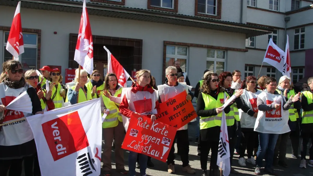 Warnstreik am GLG-Krankenhaus Angermünde: Gewerkschaft Verdi und Belegschaft kämpfen seit Monaten um mehr Lohn und eine Corona-Prämie.
Warnstreik am GLG-Krankenhaus Angermünde: Gewerkschaft Verdi und Belegschaft kämpfen seit Monaten um mehr Lohn und eine Corona-Prämie.