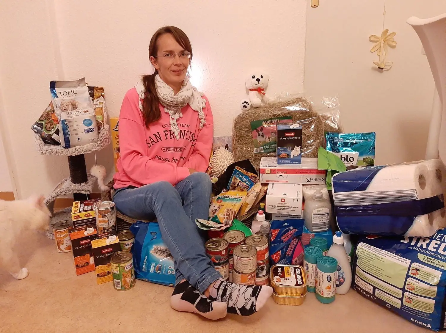 Bianka Rettke aus Beiersdorf-Freudenberg inmitten der schon gesammelten Spenden, die sie vor Weihnachten an Tierheim Wesendahl, Katzenstation Rüdersdorf und Gnadenhof Kunersdorf übergeben will.
