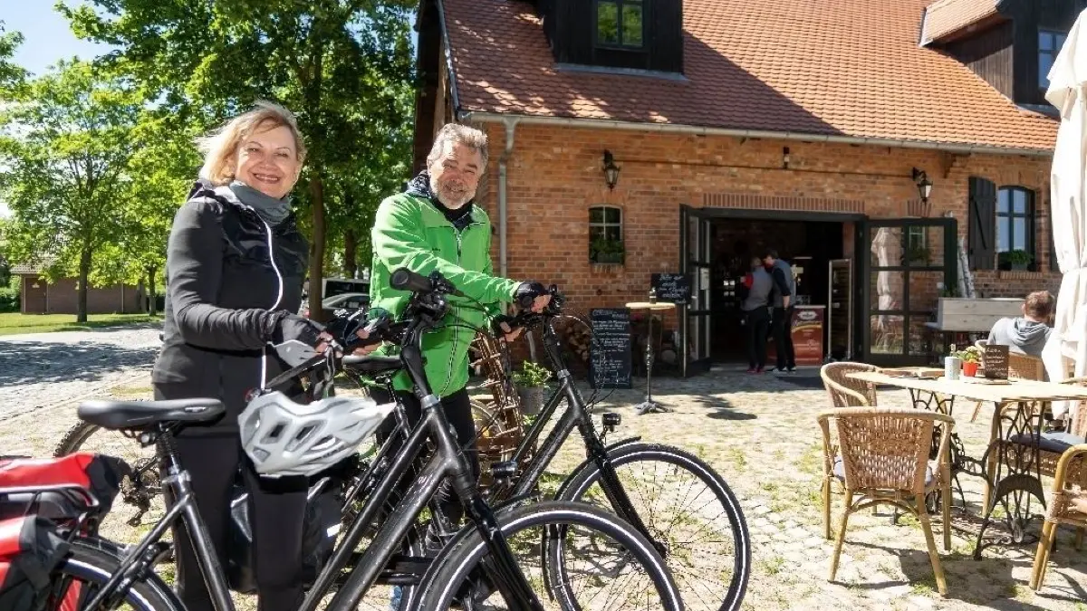 Siegmund Bäsler nutze das Pfingstwochenende für eine ausgiebige Radtour mit seiner Frau. An der Eisschmiede in Pinnow machten sie eine kurze Rast.
Pinnow, 30.05.2020: Siemund Bäsler nutze das Pfingswochenende für eine ausgiebige Radtour mit seiner Frau. An der Eisschmiede in Pinnow machten sie eine kurze Rast.