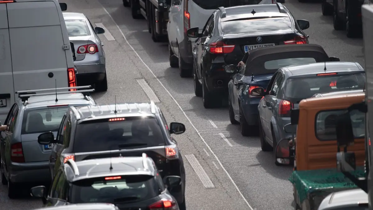 Nicht nur nach den Unfällen auf der A11 zwischen Berlin und Stettin muss auf der Autobahn mit Staus gerechnet werden (Symbolfoto).
Autos stauen sich auf der im Berufsverkehr nach der Sperrung der Salzbachtalbrücke auf der A66. Die Autobahnbrücke war am Freitagabend voll gesperrt worden, nachdem in Überbau und Pfeiler der südlichen Hälfte große Risse entdeckt worden waren. +++ dpa-Bildfunk +++