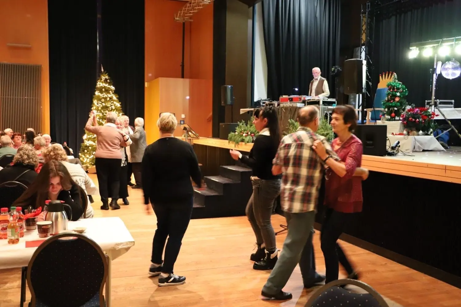 Weihnachtsfeier bei der Tafel Bernau - die Besucher hatten die Gelegenheit zum Tanzen.