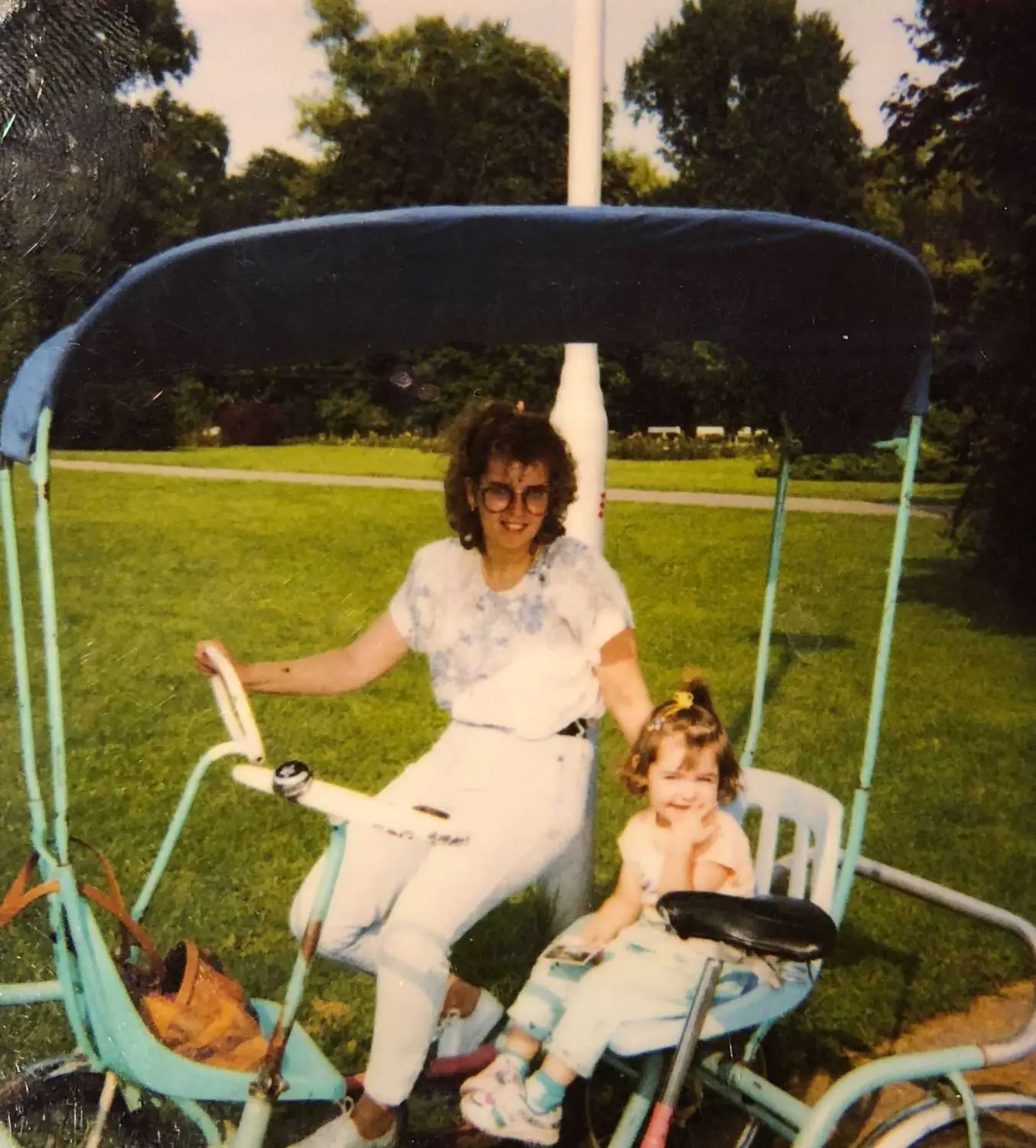 Antje Redlich steht 1990 auf Polyesterbluse mit Schulterpolstern und breiten Gürtel mit Goldnieten.