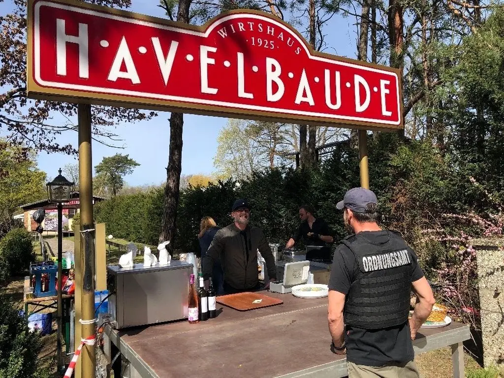 Alles korrekt: Seit drei Wochen gibt es an der Havelbaude Bier und Bratwurst sowie Kuchen und Kaffee to go. Die Abstandsregeln werden vom Personal und den Kunden eingehalten. Das hat Stephan Beyer vom Ordnungsamt Birkenwerder festgestellt.