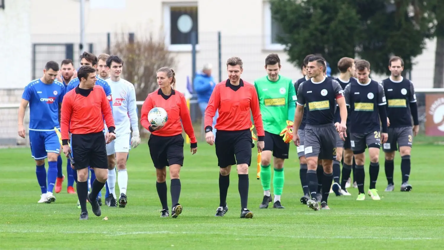 Ein wenig noch warten: Jaqueline Lünser führte Anfang November die Elf des Oranienburger FC Eintracht und des Werderaner FC aufs Feld. Beide Teams gehören zur Spitzengruppe, in der um den Titel in der Brandenburgliga gekämpft wird.