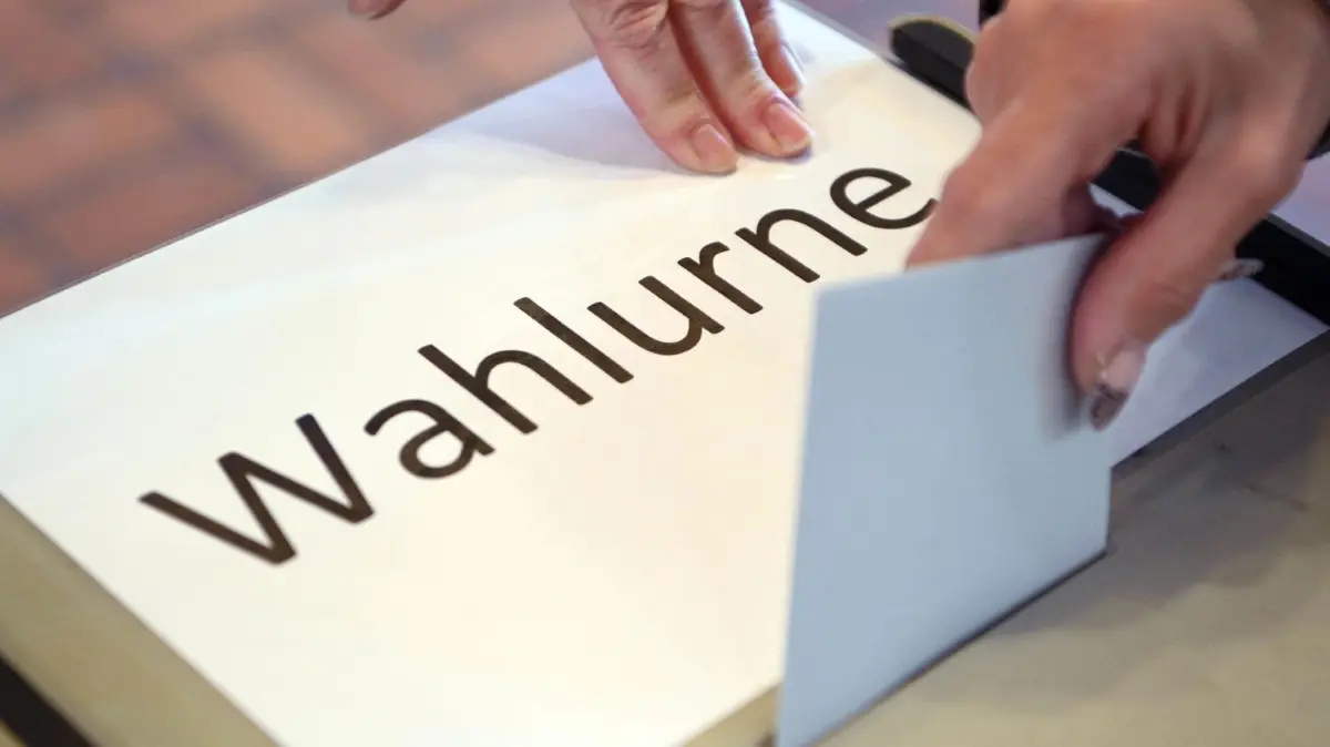 Symbolbild – Wo in Leipe bei der Bundestagswahl das Wahllokal sein wird, ist noch nicht entschieden. Fest steht jedoch bereits, dass nach der Stimmabgabe die Wahlurne zur Auszählung nach Lehde gefahren wird.
14.03.2021, Baden-Württemberg, Pforzheim: In einem Wahllokal wird ein Stimmzettel in eine Wahlurne geworfen. Foto: Uli Deck/dpa +++ dpa-Bildfunk +++