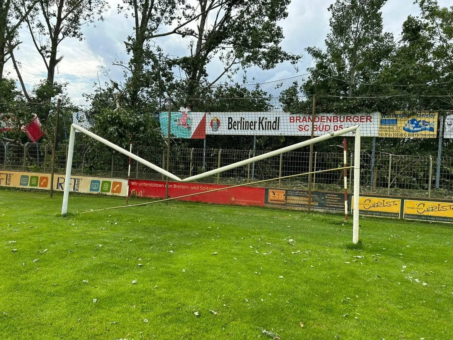 Abgeknickt: Aufs Tor des BSC Süd 05 fiel durch den Tornado ein Ast. Nicht nur dies muss ausgetauscht werden.