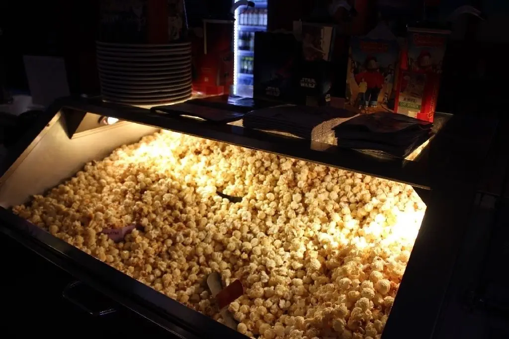 Warm, süß und klebrig: Die Popcorn-Maschine hält fluffigen Knabberspaß bereit. Fett, Zucker und Mais kommen hinein. Den Rest erledigt die Maschine per Knopfdruck.