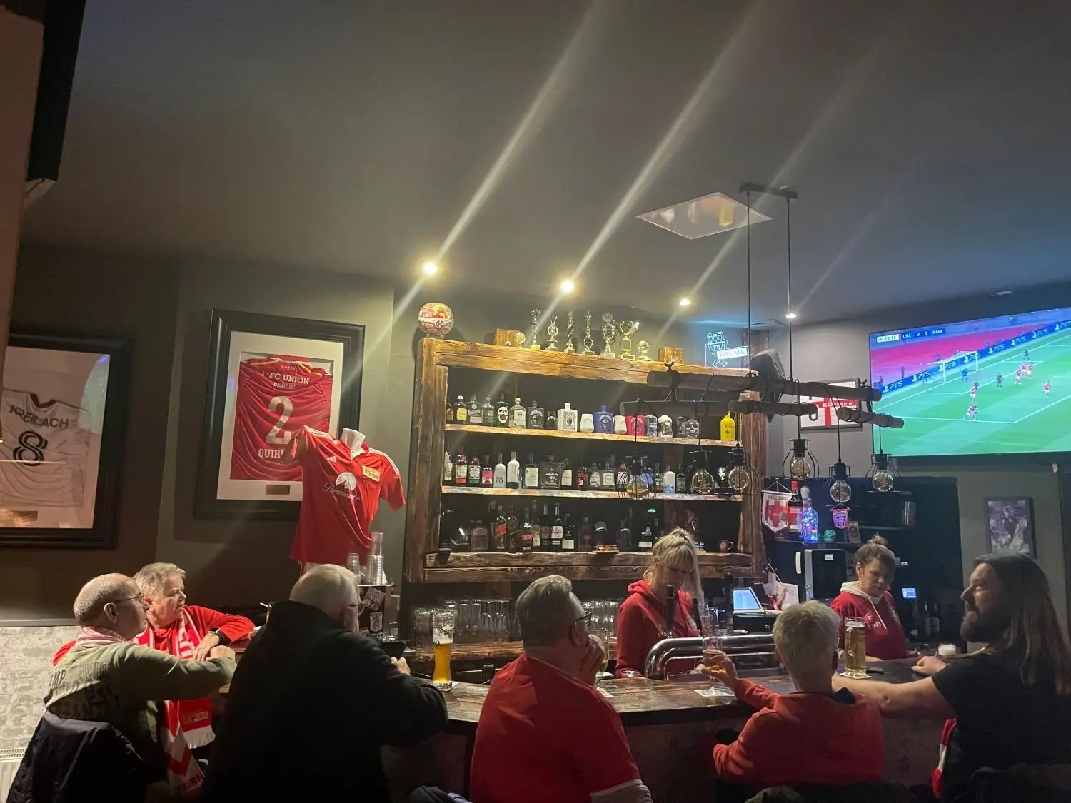 Eine Bar, bei dem jedem Fan von den Eisernen das Herz vor Freude springt. Alles in Rot-Weiß – Mehr Union geht echt nicht.