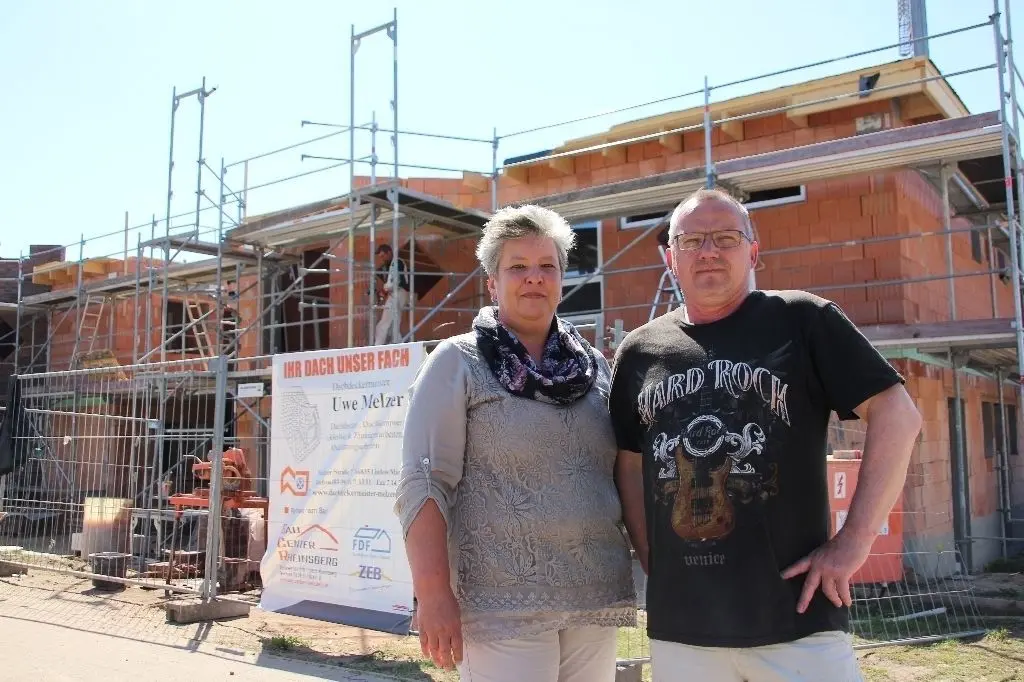 Auf der Baustelle: Annett Freter-Lottermoser und Holger Freter sind mit dem Baufortschritt für die "Burg Herzberg" recht zufrieden. Bisher wurde der Zeitplan nur minimal überschritten.