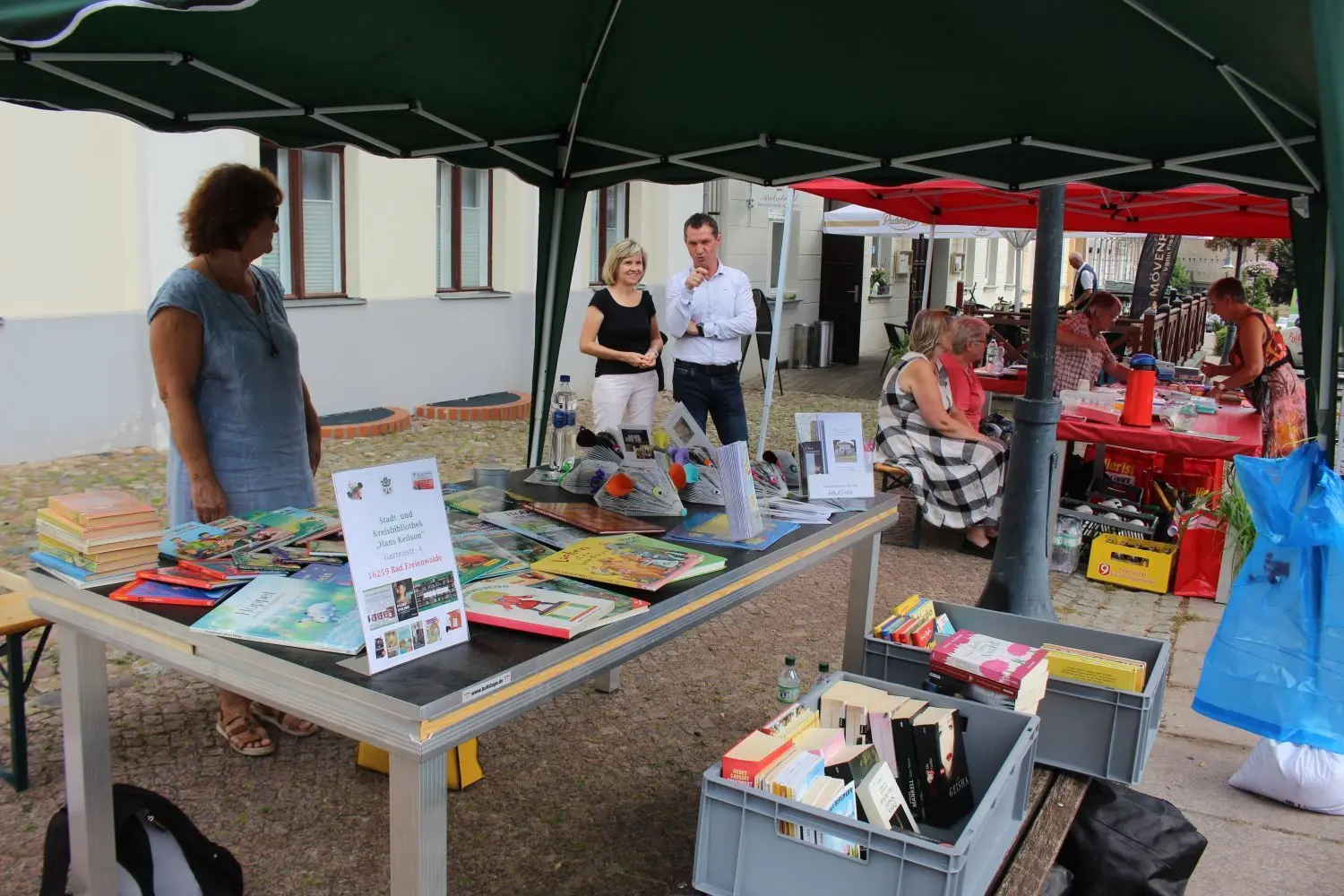 Präsenz gezeigt: Die Bad Freienwalder Kreis- und Stadtbibliothek sowie Kurstadtbürgermeister Ralf Lehmann (CDU)  setzen sich für eine bunte Stadt ein.