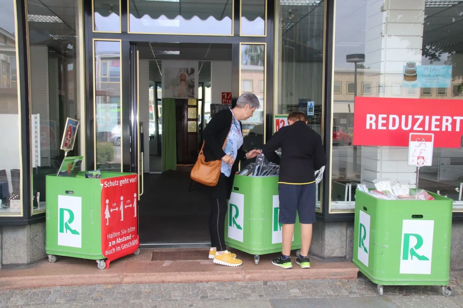 Ausverkauf: Nach 30 Jahren wird das Schuhgeschäft in der Lindenallee in Eisenhüttenstadt geschlossen.