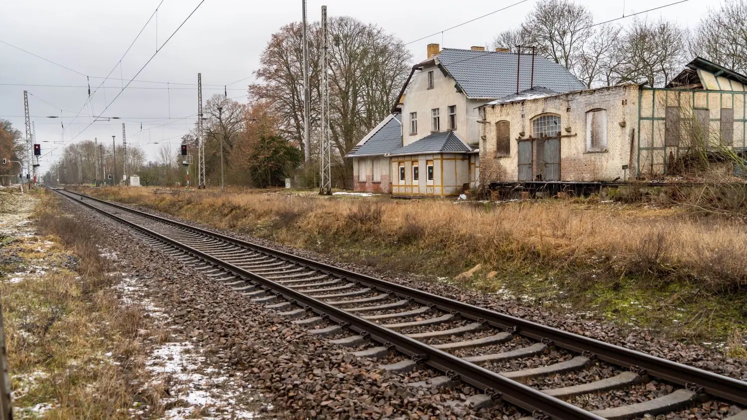 Bahnhof Schönermark: Hier halten schon lange keine Personenzüge mehr, obwohl die Stettiner Bahnlinie jetzt komplett ausgebaut wird. Ähnlich ergeht es anderen Haltepunkten.