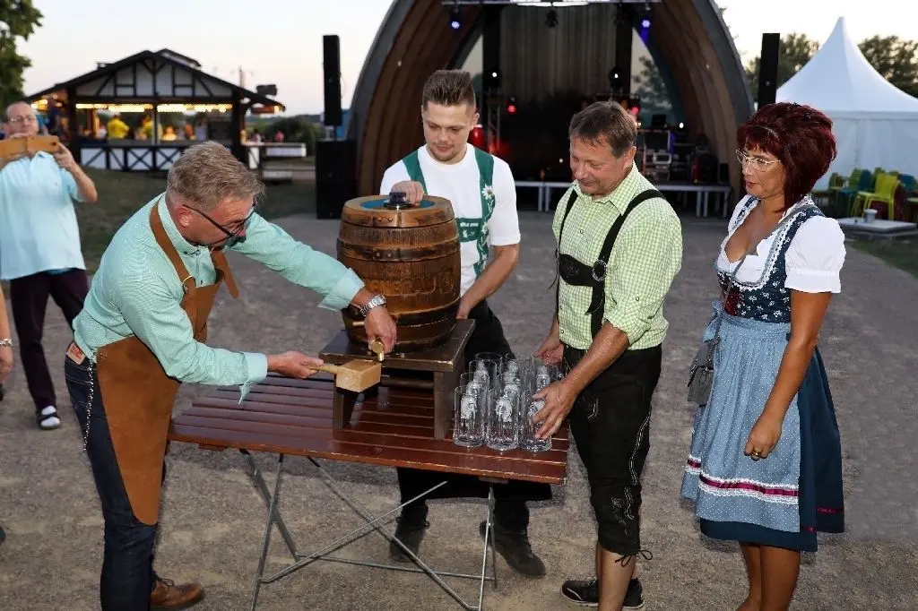 1. Premnitzer Oktoberfest: zu seinem ersten Bierfassanstich brauchte Bürgermeister Ralf Tebling nur zwei Hammerstöße.