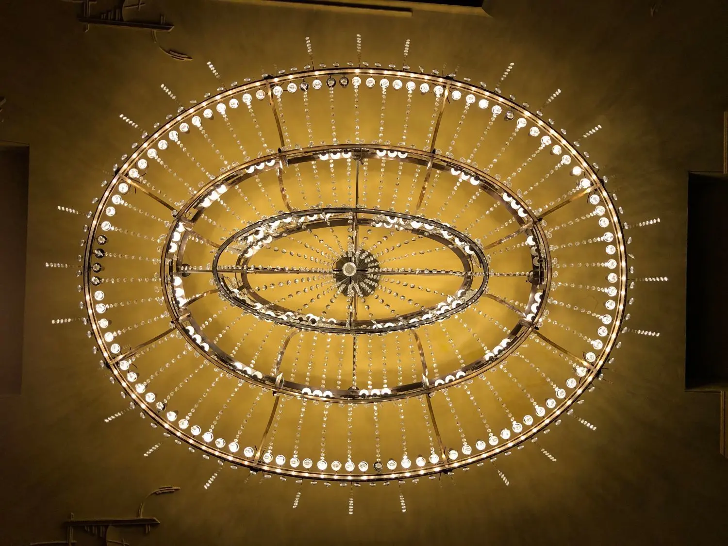 Deckenleuchter im Renaissance-Theater, dem einzigen in seiner Originalausstattung erhaltenen Art-déco-Theater Europas