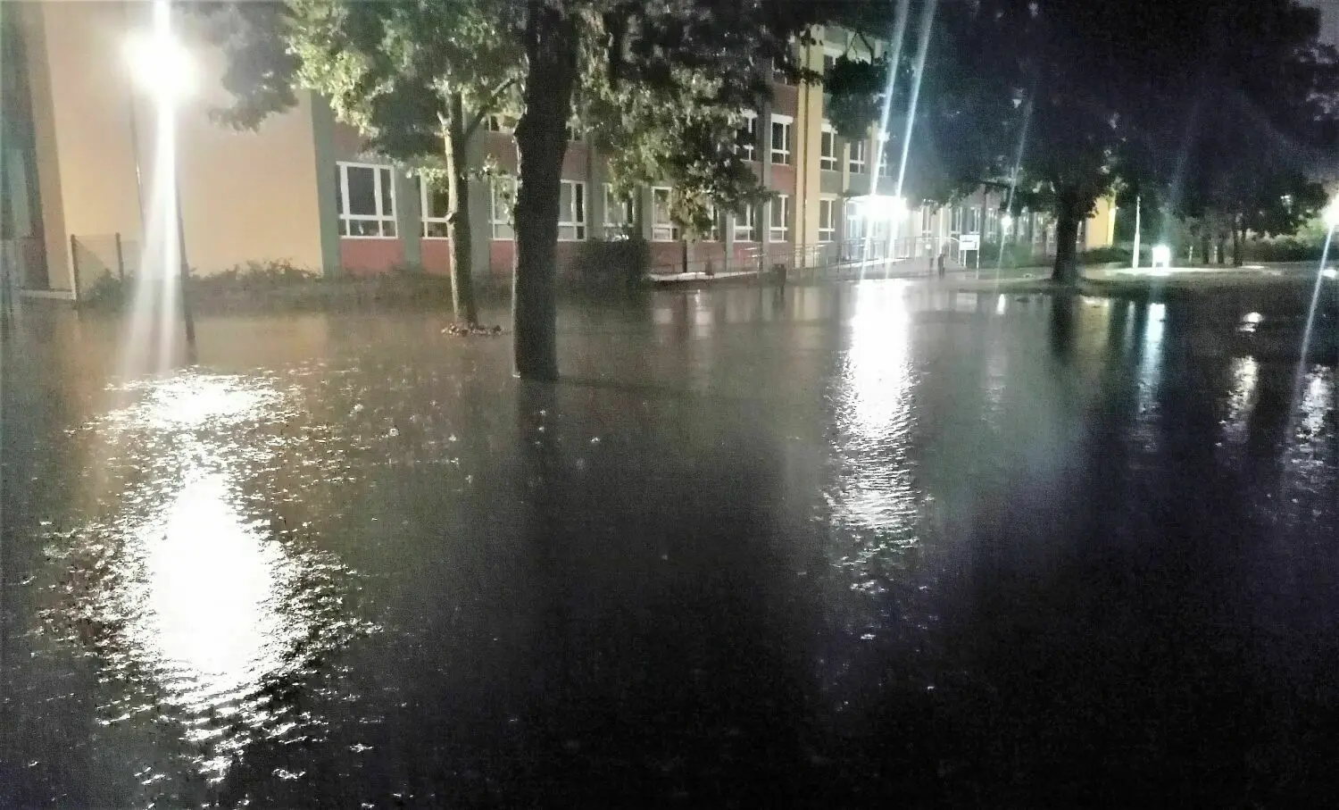 Melanie Dähne wohnt in der Diehloer Straße direkt gegenüber dem Albert-Schweitzer-Gymnasium. „Die Straße war total überflutet, bis zu unserer Hauswand“, erzählt sie am Sonntag. Straße und Grünfläche am Gymnasium waren ein einziger großer See. Als das Wasser sich langsam verzog, hätten sie noch einige Kennzeichentafeln eingesammelt „von Autos, die hier wirklich durchgefeuert sind durchs Wasser“, wie sie es nennt. Die Kennzeichentafeln hätten sie dann am Sonntag bei der Polizei abgegeben.