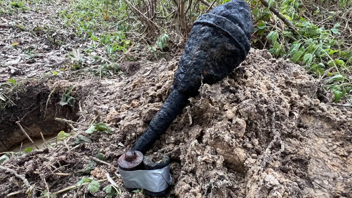 Auch eine Panzerfaust war nicht mehr transportfähig, genauso wenig die zwei Wurfgranaten.
Schwedt, 29.03.2022: An der Querfahrt gefundene Munition aus dem Zweiten Weltkrieg musste vor Ort gesprengt werden. Auch eine Panzerfaust war nicht mehr transportfähig.