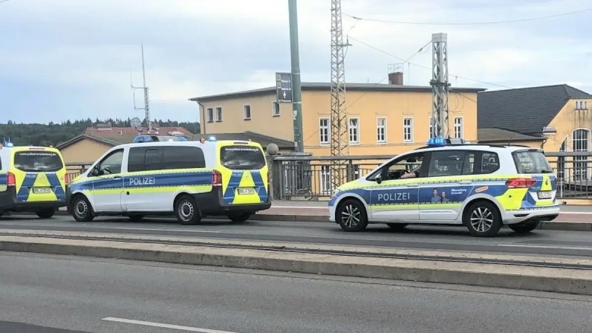 Blaulicht-Alarm in Eberswalde: Auf der Eisenbahnbrücke blockieren Einsatzkräfte von Polizei und Rettungsdienst stadteinwärts die rechte Fahrspur.