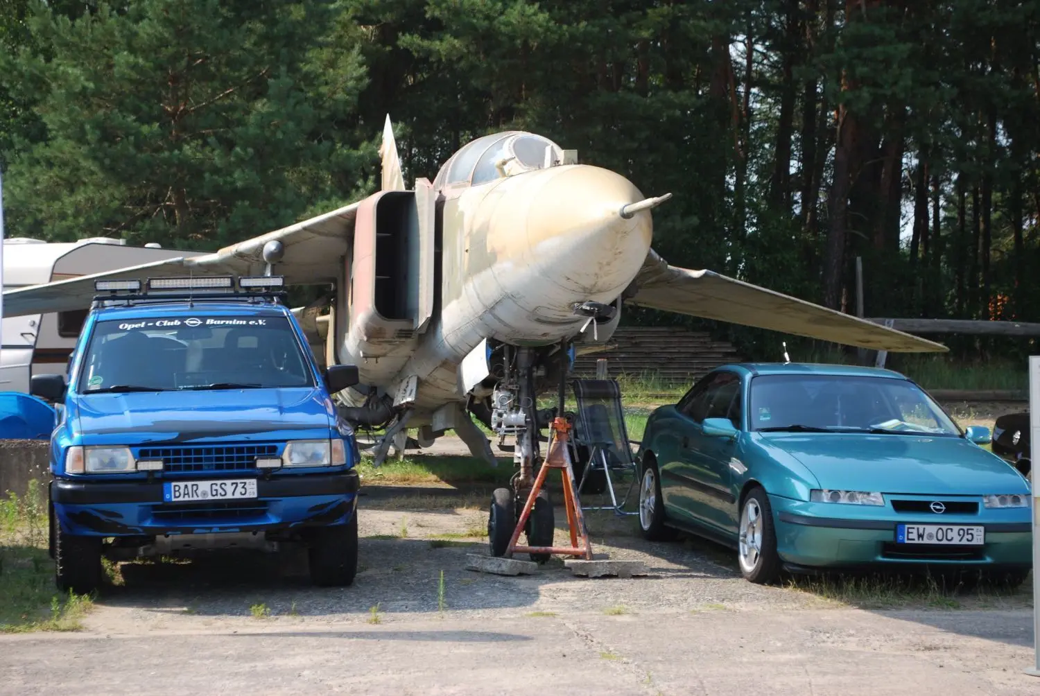 Opel unter Flugzeugflügeln: Das Gelände des Luftfahrtmuseums mit den historischen Flugzeugen bringt für das Autotreffen eine besondere Atmosphäre mit sich.
