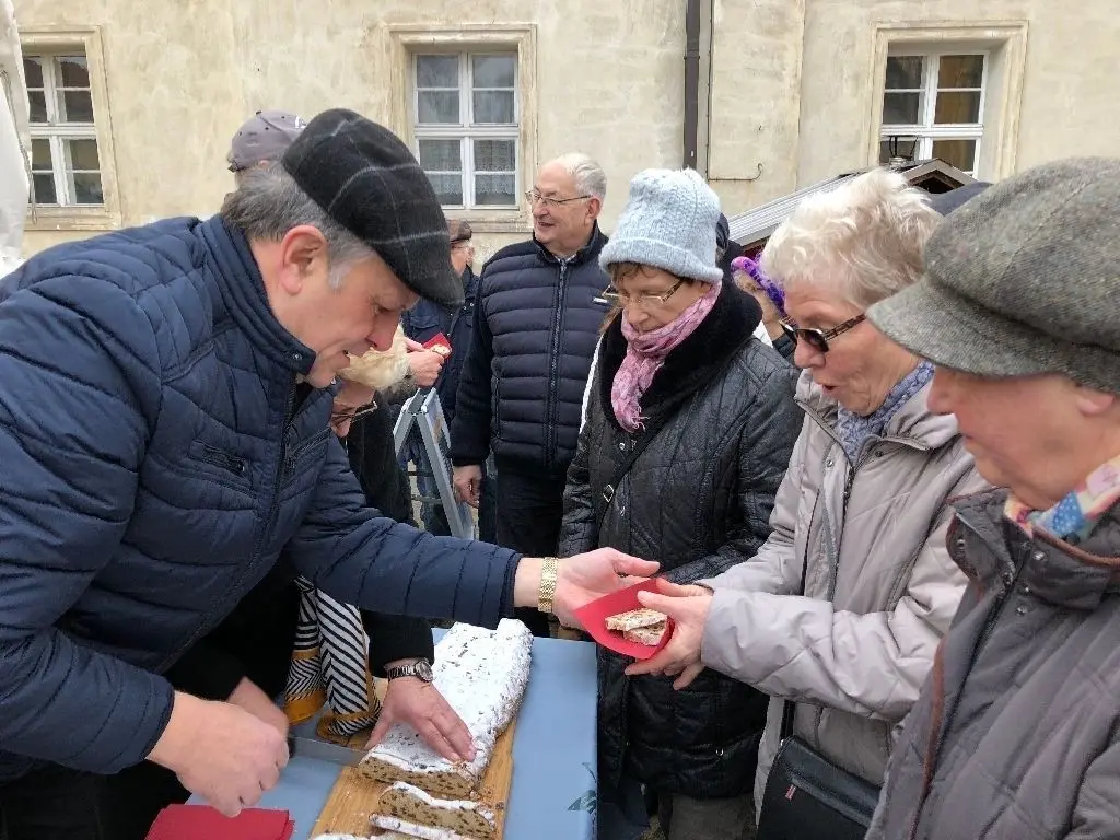 Lecker und umsonst: Der Amtsdirektor und die Gemeindebürgermeister verteilten Weihnachtsstolle.