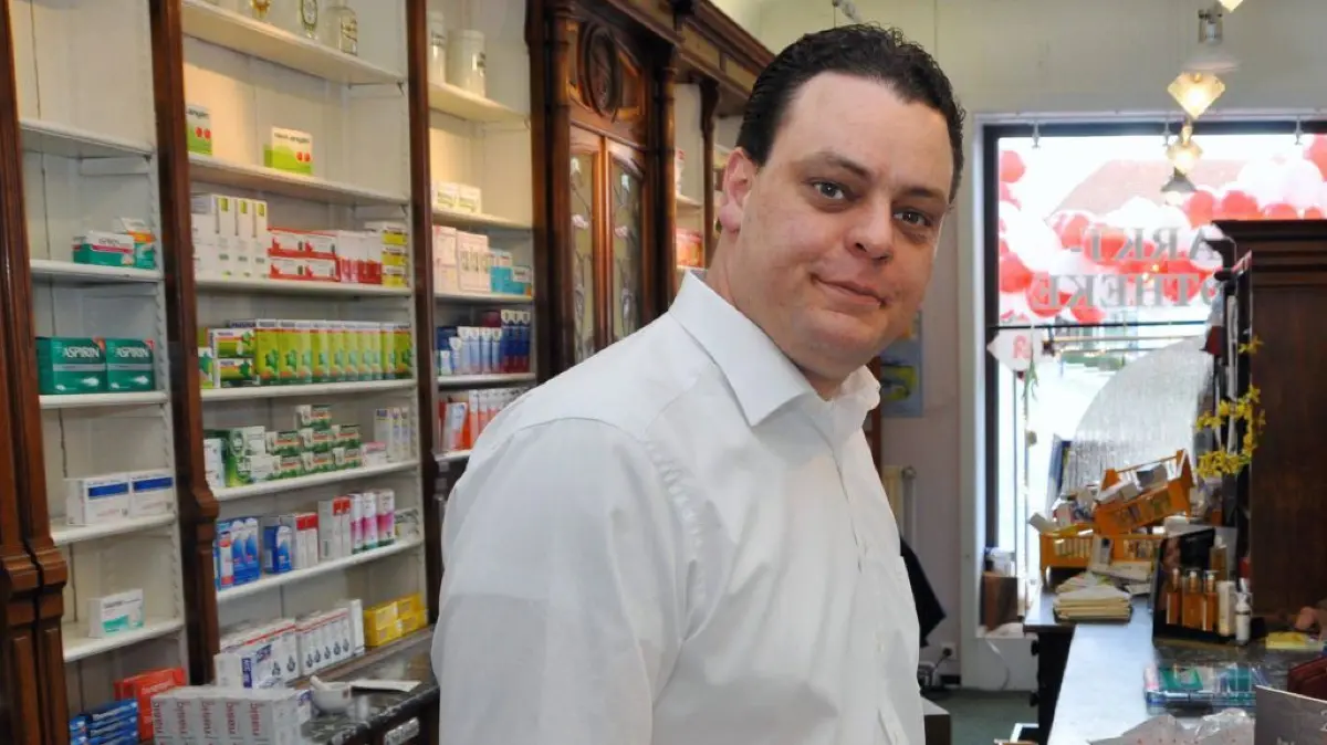 Arbeiten im historischen Ambiente: Swen Klatte in der 1804 eröffneten Markt-Apotheke in Zehdenick. Am 2. Juni stellt die Apotheke ihren Dienst ein. (Archivfoto)
Apotheker Swen Klatte Zehdenick