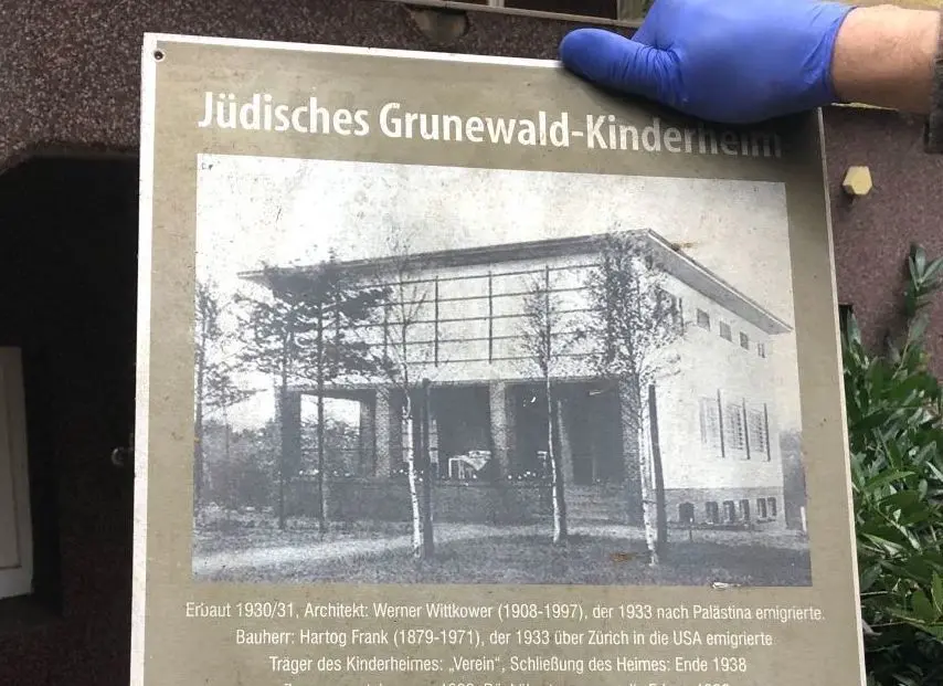 Ein Haus mit Geschichte: Sobald er seinen Zaun aufgestellt hat, will der Eigentümer des Gebäudes die Gedenktafel wieder aufstellen. Diese hatte für Aufsehen gesorgt, als sie vor einigen Jahren gestohlen und erst ein Jahr später im Wald wiedergefunden wurde. Die Gemeinde setzte sie wieder in Stand.
