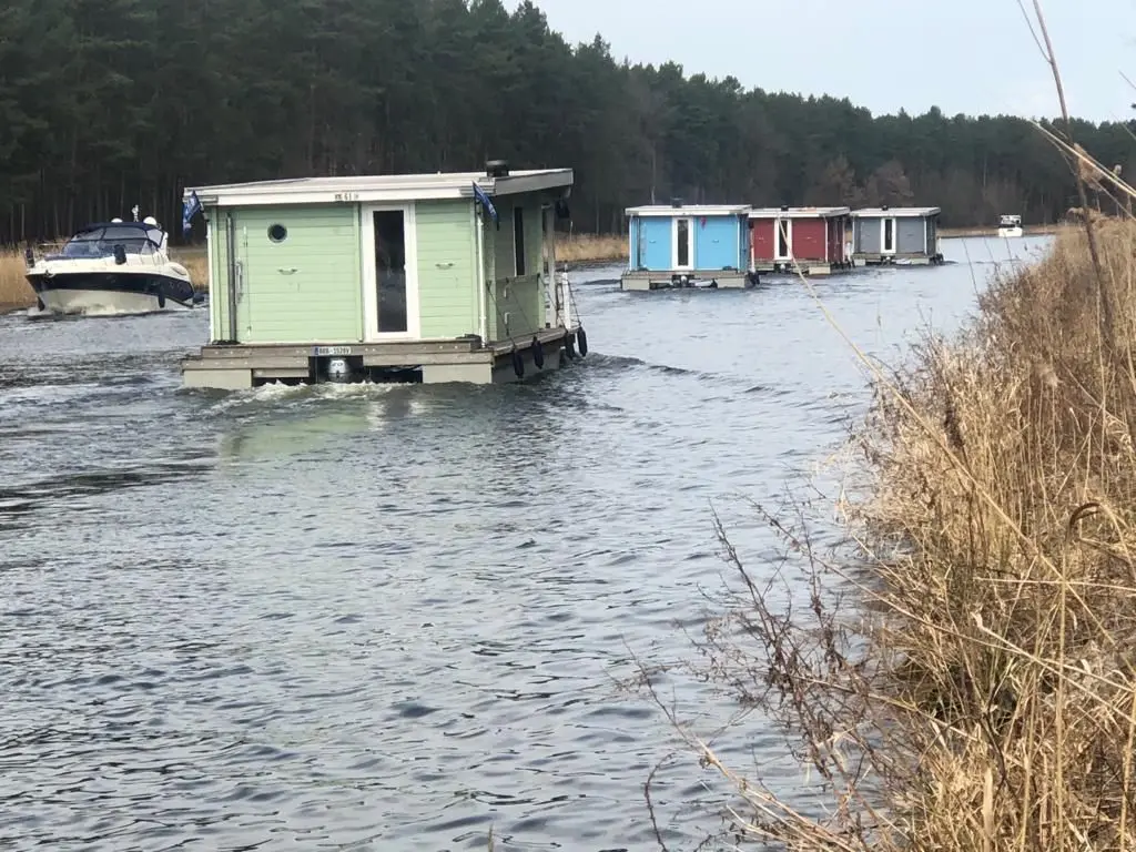 Der Sommer kann kommen! Die Fahrt der Hausboote glich einem Rennen. Tatsächlich werden die schwimmenden Unterkünfte zu ihren Heimathäfen überführt.