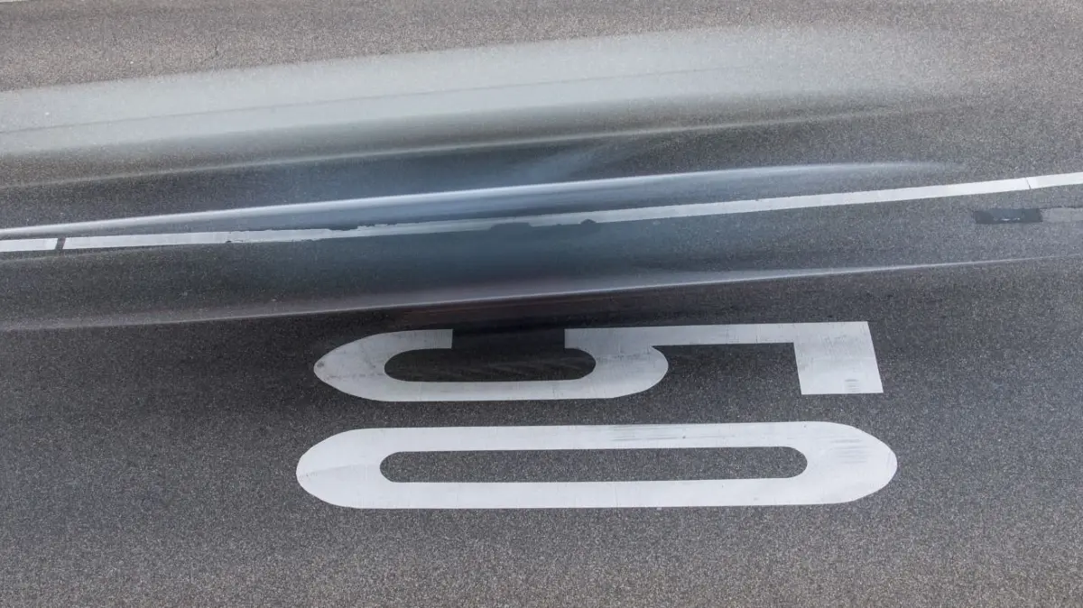 Symbolbild.
dpatopbilder - Ein Auto fährt am 25.08.2017 in Stuttgart (Baden-Württemberg) über einem Hinweis auf Tempo 50. Seit 60 Jahren gibt es das Tempo 50 in Ortschaften. (zu dpa "Dem Teufel der Raserei verfallen» - sechs Jahrzehnte Tempo 50" vom 25.08.2017) Foto: Sebastian Gollnow/dpa +++(c) dpa - Bildfunk+++