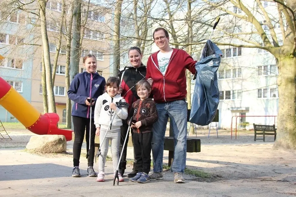 Engagiert: Claudia und Ron Gnadt mit ihren Kindern Yuna, Shiro und Nami in Hegermühle.
