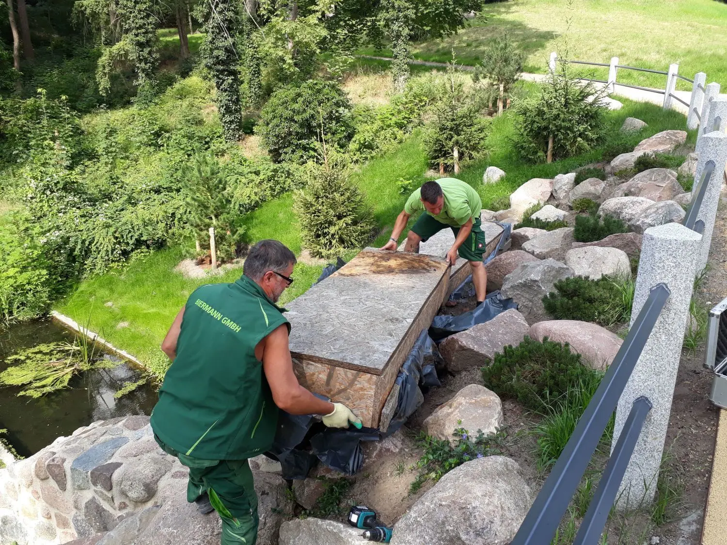 Die letzten Handgriffe: Peter Martick (vorn) und Manuel Spiegelberg von der Firma Biermann Garten- und Landschaftsbau GmbH aus Lebus haben in der vorigen Woche die Schutz-Abdeckungen von der Grotte im Lennépark entfernt.