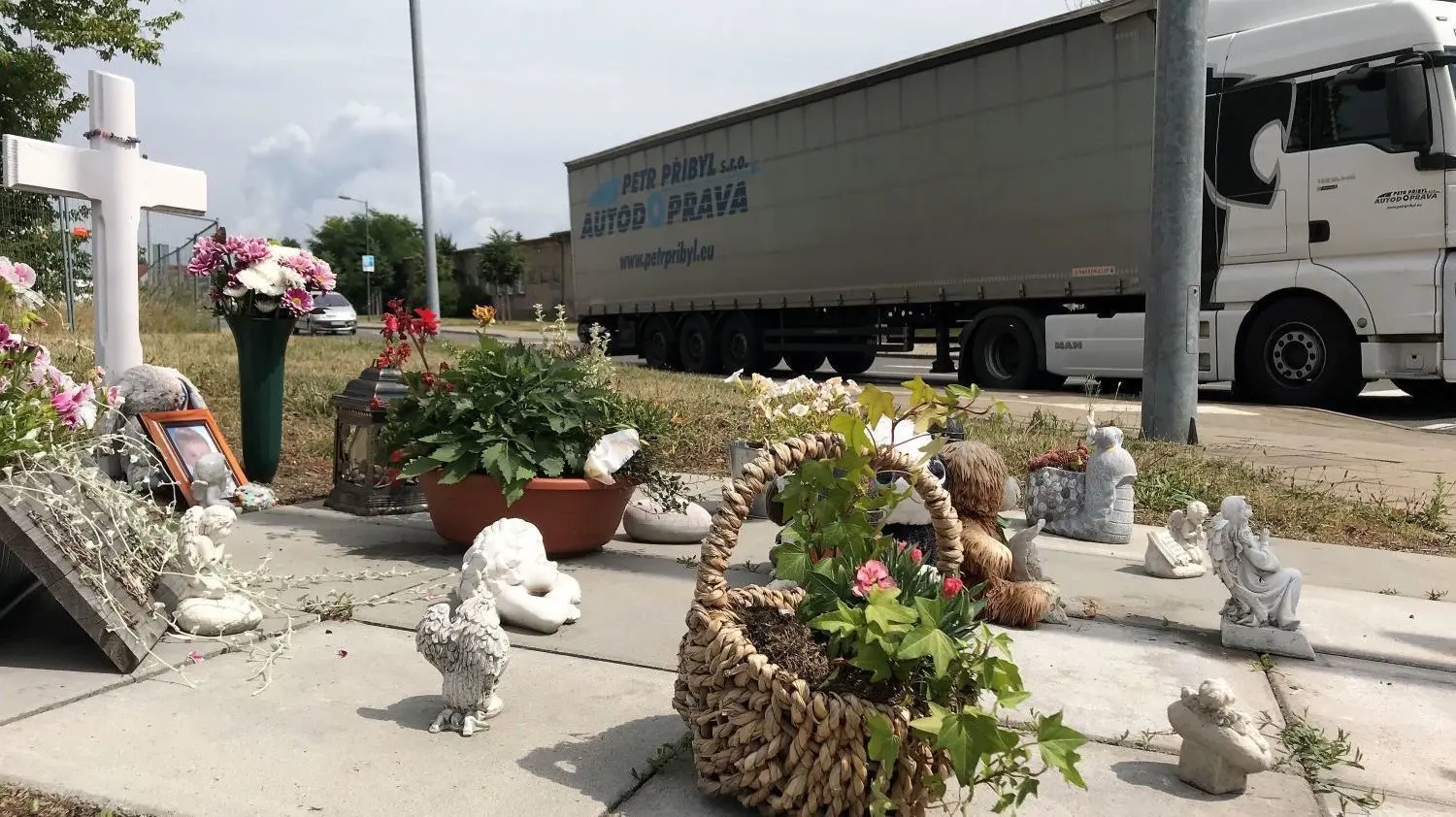 Mahnung: Eine Gedenkecke erinnert in Eisenhüttenstadt an der Kreuzung Oderland-/Beeskower Straße daran, dass dort am 31. Juli 2019 der Radfahrer Maxim (10) durch einen nach rechts abbiegenden Lkw getötet worden ist.