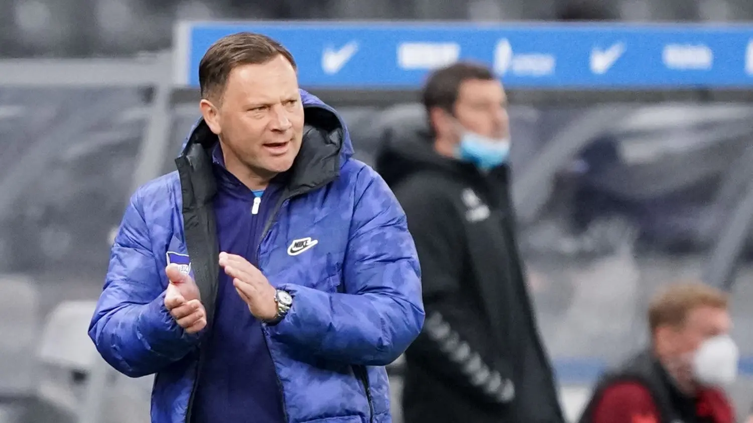 Trainer Pal Dardai von Hertha BSC freit sich über den 3:0-Sieg gegen den SC Freiburg.